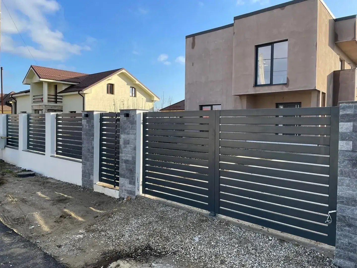 Modern kerítés beton lábazattal egy budapesti családi ház előtt